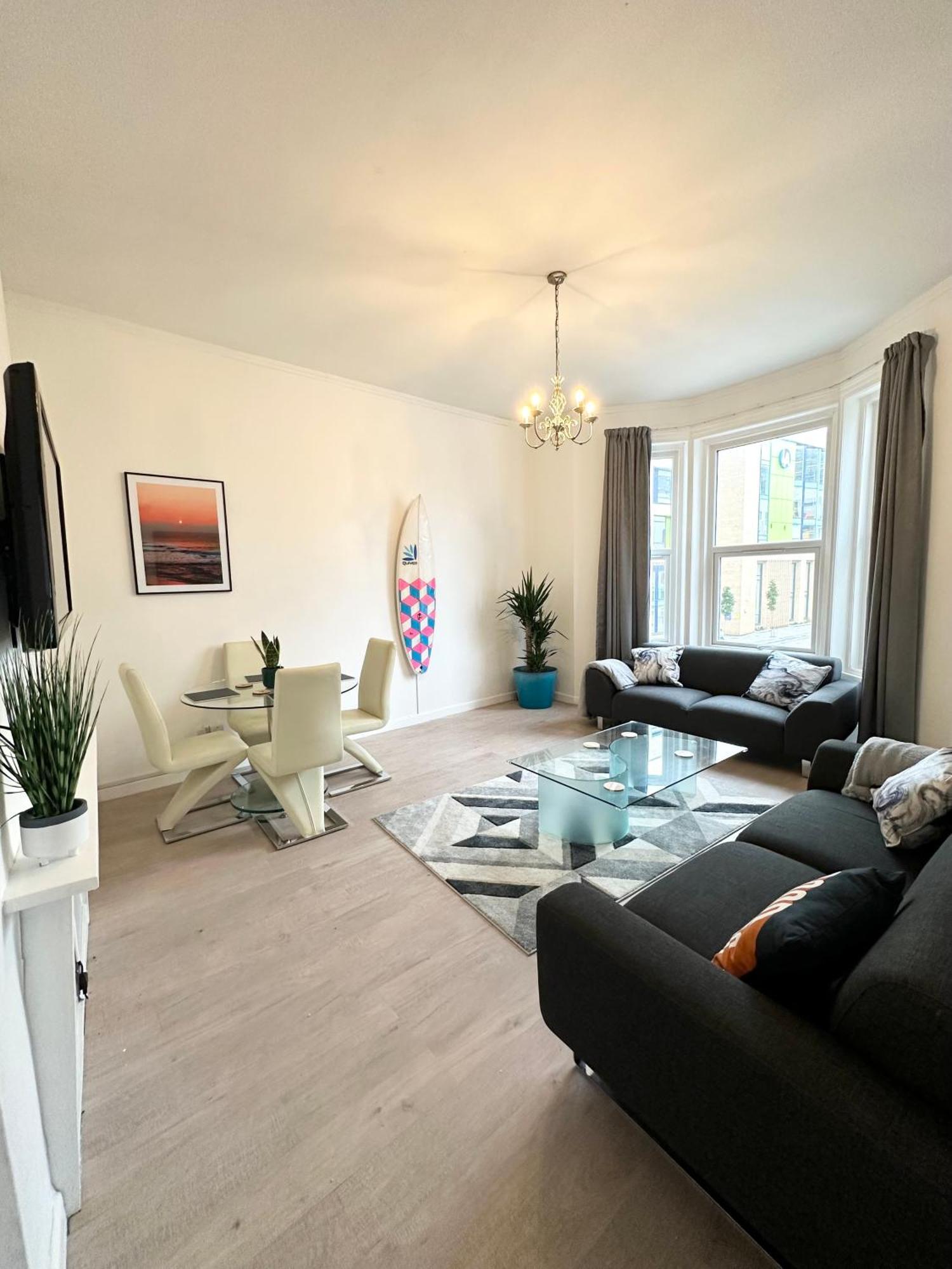 The City Surfer Apartment - By Coastline Retreats - Parking Included - Sleeps 5 - City Centre Bournemouth Exterior photo